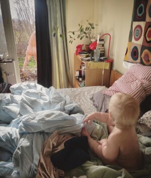 Stina Wollter Instagram - Ja eftersom jag sen ett par år ägnar mig åt att få lite bättre sömn och lite mindre stress i kroppen har jag små enkla rutiner som inte är krångliga. Jag går tex rakt upp ur sängen barfota ut på marken (jag vet, otroligt lyxigt att bo i hyreslägenhet med uteplats) och rör på mig lite på sätt som känns bra, kanske skakar jag bara, sträcker på mig, hoppar några hopp och svänger med armarna, men alltid ut i ljuset och luften. Ja, jag har tassat ut i snö också och nej, jag är inte alltid naken och ja, det har hänt att någon passerat. 

Sen har jag fått (tack Myrica) en fin yoganidrameditation på 22 minuter med en röst som jag står ut med som jag gör så ofta jag kommer på det. Ibland varje dag, ibland en gång i veckan.  Vidare undviker jag mobil direkt på morgonen, dagsljus är det första min hjärna ska ha. 

Jag och min man har en grej att när vi är hemma båda på morgonen för att han börjar sent på posten dansar vi minst tre låtar från listan ”Stinas morgondans” och stunden avslutas med att vi klappar på oss själva och varandra och kramas rent vetenskapligt och även av känsloskäl mer än 20 sekunder. Lite jäkla disciplin va. 

Jag halkade i en bastu i onsdags och mitt knä utan korsband glonkade till och jag är så jäääkla 😔över detta. Om jag bara inte gått ner i spagat i en satans talkshow (lite hetsad) och fastnat med foten med mina doc Martens i en gummiartad studiomatta 2018 hade allt varit bra. Nu är det bara att börja från noll igen med rehabövningar. 😕. 

Jag är på en trång plats arbetsmässigt då jag ligger lite efter och det hugger till av stress och rädsla. Men jag försöker ha tillit. Stress och rädsla är inga bra färdkamrater när ens arbete handlar om skapande. Viss press från deadline funkar bra men inte denna skörhet och detta tvivel som leder till rädsla. Oj vad svårt det är att inte bli sin egen stränga domare som redan innan något är gjort, kastar fram hinder. Jag vet mycket om kreativ process och flow men i vissa lägen i livet hoppar gammalt ruttet bagage fram och lägger sig i vägen och medan man håller på att karva sig igenom skiten förlorar man flowet och börjat tvivla. Så pendlar det; skapande, tvivel, tillit, tomhet, vittring, flow, tvivel…