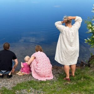 Stina Wollter Instagram - En födelsedagsmorgon att minnas livet ut.

Foto @olsmick pappa till de två stora och morfar till den lilla.