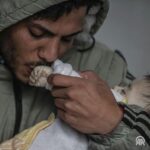 Stina Wollter Instagram – Styrelsen för medmänsklighet och rättvisa* har enhälligt beslutat att denna bild från Gaza är årets bild. Den valdes med smärta och vanmakt från tusentals liknande foton med samma motiv: föräldrar i Gaza som kysser sina döda barn farväl. Barn som medvetet mördats. I tusental. Ett barn var tionde minut dödas av israelisk militär i Gaza sen fem månader tillbaka. Nu dödar svält också. Svält som metod i det pågående folkmordet. Där nästan hälften av de 30.000 döda är barn och ca 25.000 barn är föräldralösa. Hur många lik som ligger under de kollapsade husen vet ingen. Mer är 70% av Gazas bebyggelse är sönderbombad. Universitet, kulturella byggnader, religiösa platser, sjukhus, bibliotek, skolor… 

@alijadallah66 (photo) I am deeply sorry that you have to bear witness about the unbelievable atrocities against the people of Gaza. All I can do is to at least share to my followers, in hope to wake up the urge to fight for peace and liberation. #ceasefirenow🇵🇸 #åretsbild2024 #åretsbild2023

*Nej det finns ingen sådan- men jag var tvungen att förmänskliga och synliggöra i tider då avhumanisering och massakrer sker inför våra ögon. Är världen galen? Genèvekonventionen och folkrätten, krigslagar, internationella lagar och mänskliga rättigheter, inget tycks kunna skydda Palestina. Trots anmälningar år efter år. År efter år. År efter år.

Al Nakba* pågår fortfarande. Faktum är att allt fortgår enligt planen: att utplåna och fördriva. Ingen INGEN kan påstå att den inte visste. VI VET. Allt sker öppet, israeliska ministrar säger det rakt ut och IOF sjunger, dansar och jublar när de spränger hela bostadskvarter i luften. Och jag vet inte hur den människa som försvarar detta är funtad. Jag vet inte hur sjuk en värld är som inte kan stoppa det. Sa man inte ”aldrig mer”? 

*Al Nakba, den stora katastrofen 1948 då omkring 750 000 palestinier fördrevs och tvingades på flykten och över 400 byar jämnades med marken eller togs över av de militära styrkor som kom att bli den israeliska armén. 
#notinavacuum