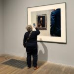 Stina Wollter Instagram - I stories fick ni i söndags följa med då jag tittade på och pratade om ett antal verk på Tate Modern. Utställningen heter Capturing the moment. @olsmick fotade mig medan jag filmade och pratade om Dürers självporträtt i det här fotot.