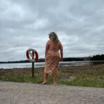 Stina Wollter Instagram – Tack Nyköping! Vilken fin kväll vi fick. Den bär jag med mig. 
Idag på vägen hem stannade vi till vid strandstuviken så att jag skulle få bada. Jag skrämde kanske 20 svanar som blev lite oroliga en bit ut när jag vid bad nummer två vrålade ut det som behövde vrålas ut. Sen andades jag, klappade mig och klädde på mig och så åkte vi hem och nu kokas det Putanesca.

Foto @olsmick