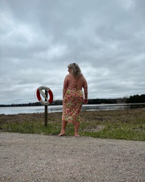 Stina Wollter Instagram - Tack Nyköping! Vilken fin kväll vi fick. Den bär jag med mig. 
Idag på vägen hem stannade vi till vid strandstuviken så att jag skulle få bada. Jag skrämde kanske 20 svanar som blev lite oroliga en bit ut när jag vid bad nummer två vrålade ut det som behövde vrålas ut. Sen andades jag, klappade mig och klädde på mig och så åkte vi hem och nu kokas det Putanesca.

Foto @olsmick