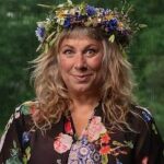 Stina Wollter Instagram - På min hemsida har jag länkat till lite av all radio jag gjort, och ett par intervjuer. Jag började ju 1992 så det blir en del. Jag älskar radio. Det är något av det finaste jag fått jobba med. Alla samtal med människor från tusentals olika livsplatser har lärt mig mer än jag kan formulera här. Tack. 1. Sommar i P1 2018 2. Vinter i P1 2019 3. Söndagsintervjun 2021 4. Värvet 2019 5. Serien ”Kroppskontakt” i P4. (18 avsnitt) 6: Den sista bilden är från intervjun med Gustaf, 5 år som blev ett avsnitt i programmet ”Söndagarna med Stina Wollter”. Sättet jag hittade honom på var lite speciellt: jag var i domkyrkan här i uppsala och det pågick en guidad tur samtidigt, jag hörde guidens röst eka även om jag inte såg gruppen. Plötsligt blev guiden avbruten av en barnröst. Rösten liksom tog över berättandet; initierat och kunnigt. Jag trodde jag hörde i syne. Jag letade upp en vaktmästare el dyl och frågade vilka guiden och barnet var och sen gällde det att hitta dem, fråga om lov att få intervjua barnet och ordna med mötet. Avsnittet heter ”Stina i kyrkan med femårige Gustaf”. Jag hade det programmet i 4 år och hade en långintervju i varje avsnitt. Det blir omkring 200 personer. En enda av dem var sk ”kändis”. Det var farsan. Jag ville göra det och jag är glad att det blev, även om jag aldrig lyssnat på det.