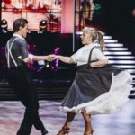 Stina Wollter Instagram – Sju år sen idag. Let’s Dance. Jag å Tobias och en jive och Dolly Parton. 

(Jag måste ju posta lite ofarliga gulliga grejer eftersom jag är begränsad här på instagram)