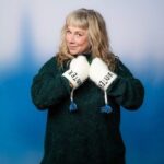 Stina Wollter Instagram - På min hemsida har jag länkat till lite av all radio jag gjort, och ett par intervjuer. Jag började ju 1992 så det blir en del. Jag älskar radio. Det är något av det finaste jag fått jobba med. Alla samtal med människor från tusentals olika livsplatser har lärt mig mer än jag kan formulera här. Tack. 1. Sommar i P1 2018 2. Vinter i P1 2019 3. Söndagsintervjun 2021 4. Värvet 2019 5. Serien ”Kroppskontakt” i P4. (18 avsnitt) 6: Den sista bilden är från intervjun med Gustaf, 5 år som blev ett avsnitt i programmet ”Söndagarna med Stina Wollter”. Sättet jag hittade honom på var lite speciellt: jag var i domkyrkan här i uppsala och det pågick en guidad tur samtidigt, jag hörde guidens röst eka även om jag inte såg gruppen. Plötsligt blev guiden avbruten av en barnröst. Rösten liksom tog över berättandet; initierat och kunnigt. Jag trodde jag hörde i syne. Jag letade upp en vaktmästare el dyl och frågade vilka guiden och barnet var och sen gällde det att hitta dem, fråga om lov att få intervjua barnet och ordna med mötet. Avsnittet heter ”Stina i kyrkan med femårige Gustaf”. Jag hade det programmet i 4 år och hade en långintervju i varje avsnitt. Det blir omkring 200 personer. En enda av dem var sk ”kändis”. Det var farsan. Jag ville göra det och jag är glad att det blev, även om jag aldrig lyssnat på det.