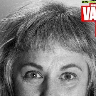 Stina Wollter Instagram - På min hemsida har jag länkat till lite av all radio jag gjort, och ett par intervjuer. Jag började ju 1992 så det blir en del. Jag älskar radio. Det är något av det finaste jag fått jobba med. Alla samtal med människor från tusentals olika livsplatser har lärt mig mer än jag kan formulera här. Tack. 1. Sommar i P1 2018 2. Vinter i P1 2019 3. Söndagsintervjun 2021 4. Värvet 2019 5. Serien ”Kroppskontakt” i P4. (18 avsnitt) 6: Den sista bilden är från intervjun med Gustaf, 5 år som blev ett avsnitt i programmet ”Söndagarna med Stina Wollter”. Sättet jag hittade honom på var lite speciellt: jag var i domkyrkan här i uppsala och det pågick en guidad tur samtidigt, jag hörde guidens röst eka även om jag inte såg gruppen. Plötsligt blev guiden avbruten av en barnröst. Rösten liksom tog över berättandet; initierat och kunnigt. Jag trodde jag hörde i syne. Jag letade upp en vaktmästare el dyl och frågade vilka guiden och barnet var och sen gällde det att hitta dem, fråga om lov att få intervjua barnet och ordna med mötet. Avsnittet heter ”Stina i kyrkan med femårige Gustaf”. Jag hade det programmet i 4 år och hade en långintervju i varje avsnitt. Det blir omkring 200 personer. En enda av dem var sk ”kändis”. Det var farsan. Jag ville göra det och jag är glad att det blev, även om jag aldrig lyssnat på det.