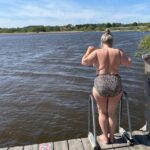 Stina Wollter Instagram – Jahaja, så var det dags för lite rejäla backlaschar då.
Det är som om varje myrsteg mot en människovänligare kropps-syn-kultur som aktivister världen över lyckas fösa fram med mätbart bättre fysisk och psykisk hälsa som resultat ska slås ner och tillbaka med bombastisk kraft. 
”Våga inte komma här och inbilla folk att de har rätt att existera utan att vara i ständigt krig och tvivel gällande sitt utseende! Bara liksom leva och finnas?! Utgå ifrån vad de mår bra av istället för att banta!?!” HUR SKULLE DET SE UT!?

Så.

 Ord som
”Bikinibridge”
”Thigh gap”
”Rib cage bragging” 
Är återigen fästpunkter, inne, eftersträvansvärt, mål.  Vi ser det nu i modebilder, på modeller och influensers samtidigt som tvångsvårdandet av BARN med ätstörningar har ökat med 300% på sex år. 
Ja du läste rätt.
Marknadskrafterna är ENORMA. Okunskapen likaså. Viljan att ta ansvar minimal. Den visuella kommunikationen AGGRESSIV och enkelspårig. 
Jag vill inte dela de väldigt talande exemplen som bla @karinkajjan gjort gräv på på sitt konto, utan jag bidrar med några bilder på en kropp med total avsaknad av de tre trendiga tillstånden. Fy fan för trånga trender som skapar tvivel och självhat. Människans enorma Mångfald är den enda trenden som är acceptabel. Den är det enda sanna och riktiga, det är REPRESENTATIONEN som är oriktig. Som gör att vi känner oss fel. Jag är i den här formen just nu tex inte ”fel” -jag är bara inte så normaliserad. 😁 

Fråga: vad tar man bäst hand om? Något man lärt sig hata eller något man lärt sig hedra? 

Du vet svaret.