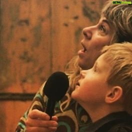 Stina Wollter Instagram - På min hemsida har jag länkat till lite av all radio jag gjort, och ett par intervjuer. Jag började ju 1992 så det blir en del. Jag älskar radio. Det är något av det finaste jag fått jobba med. Alla samtal med människor från tusentals olika livsplatser har lärt mig mer än jag kan formulera här. Tack. 1. Sommar i P1 2018 2. Vinter i P1 2019 3. Söndagsintervjun 2021 4. Värvet 2019 5. Serien ”Kroppskontakt” i P4. (18 avsnitt) 6: Den sista bilden är från intervjun med Gustaf, 5 år som blev ett avsnitt i programmet ”Söndagarna med Stina Wollter”. Sättet jag hittade honom på var lite speciellt: jag var i domkyrkan här i uppsala och det pågick en guidad tur samtidigt, jag hörde guidens röst eka även om jag inte såg gruppen. Plötsligt blev guiden avbruten av en barnröst. Rösten liksom tog över berättandet; initierat och kunnigt. Jag trodde jag hörde i syne. Jag letade upp en vaktmästare el dyl och frågade vilka guiden och barnet var och sen gällde det att hitta dem, fråga om lov att få intervjua barnet och ordna med mötet. Avsnittet heter ”Stina i kyrkan med femårige Gustaf”. Jag hade det programmet i 4 år och hade en långintervju i varje avsnitt. Det blir omkring 200 personer. En enda av dem var sk ”kändis”. Det var farsan. Jag ville göra det och jag är glad att det blev, även om jag aldrig lyssnat på det.