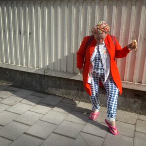 Stina Wollter Instagram - Stylish. Tredje dagen i pyjamas dygnet runt🙌 Funkar att skriva i, sova i, vara hostsjuk i, göra ärenden i, äta banan i, mm.