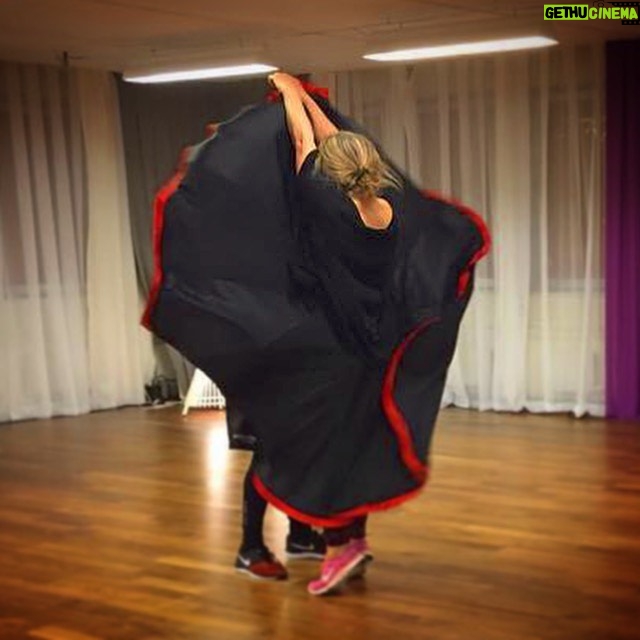 Stina Wollter Instagram - Minnena poppar upp på FB. Det var intensiva veckor… Dement mamma, undervisning och radio varje söndag OCH Lets dance. Lite dålig planering kan tyckas men jag gjorde det. Här var det flamenco för prick sju år sen. Och lite från det omkring. 10 bilder. @letsdance Pga frågor: Mammas målning av prima ballerinan Marianne Orlando i mitten. Till vänster, mammas målning av sin döda son, Tom -och till vänster mammas målning av Ylva över soffan i mammas demensboende. Bild 8: Underbara Dagny Carlsson