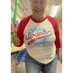 Stina Wollter Instagram – För att inte få kontot mer begränsat så kör vi varannan vatten som man säger i partysvängen men här gäller det annat. Som f*lk^^ord, maenskliga raettigheter och sånt.
En liten tvättstugedans fick det bli, som jag la Hanna från Arlöv-låten till. Jag har inte jobbat i tvätteri men däremot jobbade jag i grovdisken på SKF, som tidningsbud, städare och krokimodell innan jag kom in och även medan jag gick på min första konstskola. #stinawollterdansarförlivet
#stopthewaronchildren #stopthegenocideingaza🇵🇸