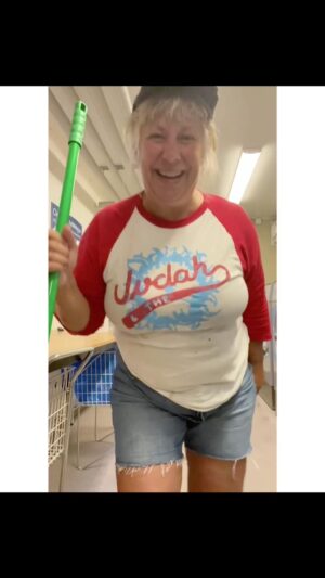 Stina Wollter Instagram - För att inte få kontot mer begränsat så kör vi varannan vatten som man säger i partysvängen men här gäller det annat. Som f*lk^^ord, maenskliga raettigheter och sånt. 

En liten tvättstugedans fick det bli, som jag la Hanna från Arlöv-låten till. Jag har inte jobbat i tvätteri men däremot jobbade jag i grovdisken på SKF, som tidningsbud, städare och krokimodell innan jag kom in och även medan jag gick på min första konstskola. #stinawollterdansarförlivet
#stopthewaronchildren #stopthegenocideingaza🇵🇸
