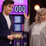 Stina Wollter Instagram – Kommer fnissa generat och länge åt mitt bidrag till programlederiet i @bingolotto_  Tänker på -den fantastiska människan stående bakom kameramannen som håller upp en padda med en inringares namn på. Jag har ju glasögon då jag ska se sånt på mer eller mindre avstånd; vägskyltar vid bilkörning, bio, teater, konserter, tv. Eller padda på 4 meters avstånd. Jag läser namnet och säger med min vänliga programledarröst som glatt och vant skuttar fram efter 30 år i radio: VÄLKOMMEN ÅSA XXXXX. Tystnad, personen med paddan förstorar texten samtidigt som inringaren säger: ÅKE. Åke. ”Åke” ekar det som om någon ropade i skogen. Två bilder i posten. 

Pga av frågor: skjorta från @arketofficial -sprang in och köpte den dagen innan tv-sändningen utan att prova. Stlk 44 funkade. Hade med mig blommiga och färgglada tv-kläder till Gbg men kände plötsligt att jag behövde ha något stramt. Ibland behövs stramhet för att att jag ska känna mig trygg. Ibland motsatsen. Sången blev rätt kass hursom, men jag hade roligt och kände mig trygg. Oerhört fina människor som jobbar med produktionen.
