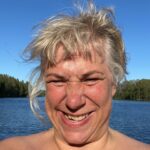 Stina Wollter Instagram - Evighet En gång var vår sommar en evighet lång. Vi strövade i soldagar utan slut en gång. Vi sjönk i gröna doftande djup utan grund och kände ingen ängslan för kvällningens stund. Vart gick sen vår evighet? Hur glömde vi bort dess heliga hemlighet? Vår dag blev för kort. Vi strävar i kramp, vi formar i strid ett verk, som skall bli evigt - och dess väsen är tid. Men än faller tidlösa stänk i vår famn en stund då vi är borta från mål och namn, då solen faller tyst över ensliga strån och all vår strävan syns oss som en lek och ett lån. Då anar vi det villkor vi en gång fick: att brinna i det levandes ögonblick, och glömmer det timliga, som varar och består för den skapande sekunden, som mått aldrig når. Karin Boye