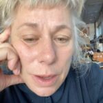 Stina Wollter Instagram - Ibland är nuet överväldigande. När man står på en plats och bara ser sig om. Vad ska vi fira? Jo vi kan fira att vi finns. Att vi vill Att vi ser Att vi inte backar Vad ska vi fira? Att Alla dem som i myrsteg och språng, i motstånd och ihärdig besvärlighet berett vägen fram till nu inte gjort det förgäves för du finns ju, och jag Och vi vill Och vi ser Och vi kan Och det får vara det som kan kläckas ur detta sjunkande hjärta medan filmen på en mamma som vaggande sjunger för sin svepta döda dotter (”Åh, min dotter, mitt hjärtas själ…”) filmen på en annan mamma som ligger krossad död bredvid sin levande bebis som grå och gråtande grävs fram under damm och betong, eller filmen som förklarar att tusentals människor ska dela på en handfull toaletter på ställen i Gaza tränger sig fram och lägger sig bredvid hundratals andra bilder på kvinnors utsatthet av de mest skilda slag. Jag sjunker och kämpar … och DÄR kommer jag på den gamla klyschan att ingen kan göra allt men ALLA kan göra NÅGOT. Om det så är att bidra till en insamling, säga ifrån i fikarummet mot skitsnack, prata med dina barn om 8 mars, kämpa mot sexuellt våld, för rättvisa löner, säkra förlossningar, utbildning, aborträtt, mot utseendehets, våldtäktskultur, med internationella samarbeten för att stärka kvinnors position eller vad du väljer att lägga kraft… gör det bara NÅGONSTANS. Ja! Bra! Att göra är ett bra recept mot den sjunkande känslan. Var inte ensam nu i mörkret, sök dig till eldarna, sammanhangen, vännerna, mötena. Blås på varandras falnande glöd. Så får vi syn på varandra. Vi lyser vägen fram. 🔥🔥🔥 (Internationella kvinnodagen infaller 8 mars varje år och uppmärksammar ojämställdhet och kvinnors situation över hela världen.)