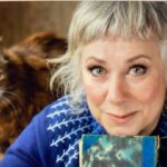 Stina Wollter Instagram - Nya författarporträtt togs i februari av @ahildonen eftersom, om bara allt går vägen den här våren och in i juni, kommer det att släppas bok i september. Vi fick låna min kompis @clairegrahneriksson s fina hus för fotningen och i bilden ser ni hennes KattBritt som såg till att piffa upp ett par bilder. Åh käre tid vilket pirr det är med detta skrivprojekt men som jag mailade till min förläggare @anderssjoqvist igår: ”Nu går vi in med fräscha underbyxor och ger järnet”. Jag kan inte förklara riktigt var såna hemmasnickrade ordspråk kommer från eftersom min hjärna har avdelningar som påminner om flipperspel och andra som takdropp men jag vet vad jag menar. Liksom känslan. En gång beskrev jag mig själv som ”en perfekt fis i nymanglade lakan” och eftersom den som låg bredvid mig i en hotellsäng när jag sa det var @hertzmananna så hade jag en tygväska med det trycket inom en vecka i mina händer. Och ja, jag umgås gärna med vänner rullandes runt på filtar, golv, yogamattor, i sängar och annat som känns levande sådär. Jag menar, titta på mig, är jag en stol eller? Efter ett VÄLBEHÖVLIGT sommarlov blir det (förutom att förhoppningsvis åka runt och signera lite då) att stänga in sig i ateljén i symboliska nio månader för att jobba med nästa stora separatutställning som öppnas sommaren 2025. Ja så ser en konstnärs framförhållning ut. Jag är framme vid 2027 i utställningsalmanackan.