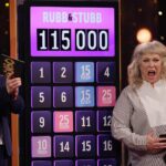 Stina Wollter Instagram – Kommer fnissa generat och länge åt mitt bidrag till programlederiet i @bingolotto_  Tänker på -den fantastiska människan stående bakom kameramannen som håller upp en padda med en inringares namn på. Jag har ju glasögon då jag ska se sånt på mer eller mindre avstånd; vägskyltar vid bilkörning, bio, teater, konserter, tv. Eller padda på 4 meters avstånd. Jag läser namnet och säger med min vänliga programledarröst som glatt och vant skuttar fram efter 30 år i radio: VÄLKOMMEN ÅSA XXXXX. Tystnad, personen med paddan förstorar texten samtidigt som inringaren säger: ÅKE. Åke. ”Åke” ekar det som om någon ropade i skogen. Två bilder i posten. 

Pga av frågor: skjorta från @arketofficial -sprang in och köpte den dagen innan tv-sändningen utan att prova. Stlk 44 funkade. Hade med mig blommiga och färgglada tv-kläder till Gbg men kände plötsligt att jag behövde ha något stramt. Ibland behövs stramhet för att att jag ska känna mig trygg. Ibland motsatsen. Sången blev rätt kass hursom, men jag hade roligt och kände mig trygg. Oerhört fina människor som jobbar med produktionen.