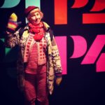 Stina Wollter Instagram – Skrollade till 2 mars 2014 bland bilderna i mobilen och fann denna glada bild. Jobbade i pyjamas tydligen. Det gjorde jag ibland. Man syns ju inte i radio. 
Tänk så många år och så många kvällar mot midnatt jag suttit i direktsändning. Jag räknade ut nån gång hur många människor jag talat med under 30 år i P4 och kom fram till över 10.000.
Så-när jag säger att mina radiotimmar varit mitt vuxenuniversitet, är det inte bara några gulliga ord utan ren och skär sanning. Jag har vidgats, knådats och fostrats av det svenska folket. 

När folk ringde in var ett av mina ”trix” ofta att blunda, och så låtsades jag att jag typ mötte inringaren i en tunnel eller så, där det bara var vi. Det skärpte mina sinnen, jag kunde höra på en paus, ett andetag, en tvekan, en tonändring åt vilket håll och hur jag skulle föra samtalet. Ibland när jag möter unga människor händer det att de säger att de växt upp med min röst, att de hört den när de skulle sova,  hemma eller hos far- och morföräldrar. Och nu följer de mig på instagram. Livet är så märkligt men häromdagen när jag av någon anledning (Jo jag hade pratat med någon som gått på samma högstadieskola som jag) hamnade i ett summerande tillstånd och liksom zoomade ut och såg allt som ett flöde kändes inget märkligt utan väldigt logiskt, och väldigt väldigt överväldigande. Jag kände till och med mina dödas plats i nuet. Allt blev plötsligt övermäktigt.
Sen
Kom 
Min första riktigt grova panikångestattack sen 90-talet o daskade in i min kropp i full kraft. Det var chockartat att träffa den igen. Mina älskade vänner och mina familj vill veta vad som hände men när jag ska förklara går det inte, när jag börjar försöka prata kommer trycket över bröstet o kallsvetten… så jag backar.

Och inte fan hade jag tänkt berätta detta här men nu blev det så. Jag vet ju hur många som vet. 
Och tänker som vanligt att
det spelar roll att prata om hur livet känns, precis som alla dom som pratat med mig om tusen olika saker i radio har spelat roll. 

Jag tror det också spelar roll hur själen påverkas att i vanmakt se all denna död. Vi lärs medmänsklighet, sanning och moralisk kompass och plötsligt så är allt liksom helt mosat, meningslöst.