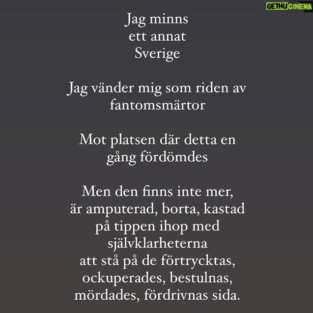 Stina Wollter Instagram - Detta handlar inte om mig utan om allas ansvar i det gemensamma. Kärlek till varenda en som håller utrymmet för dialog, analys, kontext, känslor och trygga samtal öppet. I mina dm: svenska medborgare som känner oro över att det oacceptabla plötsligt såsom en förrädisk allmänt spridd glömske-drog görs acceptabelt, genom trolleri och krängande ut och in av sanning, lagar och förnuft ska vi vaggas in i att blunda för det vi redan sett. Titta bort, tiga. Att våga prata om det som sker innebär risker och att gå på minerade fält där ”ANTISEMIT” kan explodera i ditt ansikte. Människor som protesterar smutskastas, kallas terrorister och människor som terroriserar kallas aktivister. Det är som en mardröm. Det är en skrämmande tid, i ett land som gör många osäkra och till och med rädda. Om ett folk som Sverige sen årtionden solidariserat med nu kan plågas och mördas så länge och brutalt utan ingripanden och sanktioner -vad är det för ett samhälle, vad är det för ledare, vad är det för röster som får höras som försvarar brotten mot krigslagar, mänskliga rättigheter och Genèvekonventioner? Hur fan kan massgravar och medvetet bombande av bostäder och civila kallas självförsvar eller proportionerligt? Eller ännu värre ”komplicerat”?! Här, en skärmdump på ett av många meddelanden. Och sedan min text om fantomsmärtan jag känner efter ett Sverige jag är tillräckligt gammal för att minnas. Filmerna och bilderna från Gaza (senast rafah) och Västbanken är bortom skräck, och ändå finns de där. Vi kan inte härbärgera sånt utan att få bearbeta på ett vettigt sätt som fångar upp känslorna men när vi vänder oss mot platserna som tidigare var självklara -finns de inte längre.