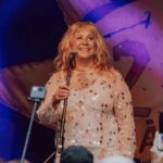 Stina Wollter Instagram - Hej kompisar! Såg just att 5000 följare droppat av på sju månader cirka. Mitt flöde är inte helt ”som vanligt” även om jag/det alltid fångat upp och tagit ställning på olika sätt. Det är en unik tid vi lever i. Jag kan inte öppna instagram utan att mötas av ja ni vet ju. Men kanske förklara att även om livet pågår, jag jobbar, lever, dansar, tänker, skapar, så bleknar allt i skenet av en förälder som packar in sina tre blodiga barn varav den minsta liten bebis, i vitt lakan och gråtande tar farväl. Jag kan vakna och ha en tanke om en post men den slocknar när jag ser att en ny massgrav hittats, med bakbundna, halshuggna, levande begravda palestinier i. Palestinas sak har varit en självklar del av hela mitt vuxna liv, många har nog samma erfarenhet. Folke Bernadottes försök att få Israel att respektera de gränsdragningar till staten som blev givna och hur han mördades av de som senare blev ministrar betyder något i vårt land. Vi är många som vet om att Israel brutit mot 130 FN-resolutioner sen -48, att de 1951 accepterade den 4 Genèvekonventionen men aldrig respekterar den och aldrig stått till svars för sina brott, vi har följt framfarten, terrorn, massakrerna, de illegala bosättningarna. Jag var 18 år då Israel 1982 förstörde det palestinska forsknings- och kulturcentret i Beirut och beslagtog arkiven - ”de mördade det palestinska minnet” skrev en tidning. Israel har aldrig förnekat det. Och ja, jag är en av dem som minns ett annat Sverige, jag minns ett Sverige som självklart och tveklöst stod i solidaritet med det bestulna, ockuperade Palestina, som kämpade för dess rätt till frihet och självständighet. Det är en historisk tid. Och vi lever mitt i den, kliver upp på morgonen, borstar tänderna, arbetar, äter, köper mat, samtalar och går på kalas, kokar en soppa, kramar en vän, sitter i solen, spolar toaletten, dricker vatten ur kranen, dammsuger vardagsrummet och bara finns och fungerar mer eller mindre flowigt. Jag är samma Stina, samma människa, men någonting är sönder, ett hack, en osäkerhet. Men jag är här. Bilder från spelningen på @urkult 2019, som var som att bäras av en varm famn. Snart har vi något fint att berätta gällande sommarens planer.