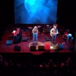 Stina Wollter Instagram - För exakt 6 år sen hade vi en spelning på södra teatern, plattan Garden Songs hade just släppts och jag var rädd att giget inte skulle räcka de 90 minuter som skrivits på hemsidan. När jag frågade publiken vad klockan var då det närmade sig slutet på låtlistan fattade jag att det gått 2,5 timmar. 😅. (Jag körde kombinerad powerpoint och konsert🤓) Nåväl, vi hade ju fler låtar än vad som rymdes på plattan och det var väl gott och väl men när denna film, postad av @garnapa kom upp som minne på FB förstod jag att jag helt glömt ”Song of mine”!!! En av dem som inte kom med på fullängdaren… Åh jag tycker så mycket om den! Men nästa platta blir ju på svenska så nu vill jag göra en svensk version! Hursomhelst; det var en magisk kväll, detta blev extranumret då bandet fick vila efter sin långa pärs och jag och @olsmick gick in ensamma på scen. Att vi gör musik samman är vårt sladdbarn, vår andra blomning.
