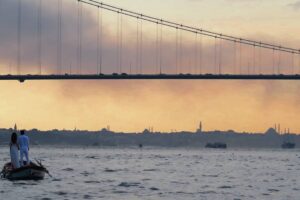 Su Kutlu Instagram - Kadın, adam ve İstanbul... #TogetherWeShallDie #BirlikteÖleceğiz