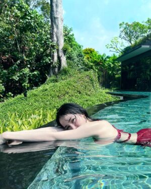 Suan Chen Instagram - ❤️
我問你
世界上
最寬闊_
是什麼?
是
海洋.
那比海洋更寬闊是什麼?
是
天空.
那比天空更寬闊呢?
你說
_人的心.