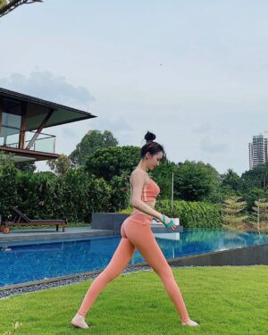 Suan Chen Instagram - 彈力帶的下午
💚
#居家防疫必備神器
