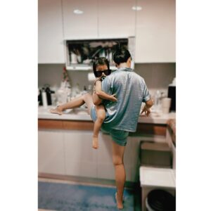 Suan Wang Instagram - 這是一位母親泡奶的背影。
