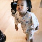 Suan Wang Instagram - 至尊寶的不要不要期，還沒兩歲正式磅礴登場。 每天我都覺得自己是一個很糟糕的媽媽， 因為我每天都在發脾氣，跟翻白眼，翻到我眼睛好痛要去掛號看眼科。 當然我的脾氣不能發出來，只能往內吞，我覺得武功蓋世的超級女英雄最後得內傷武功全廢，大概就是發生在小孩的不要不要期。 然後我真的是上輩子可能有做了很多好事，或是扶很多老人過馬路，脾氣最暴躁火爆的我，居然有史上脾氣最好的老公， 我到底何德何能有這麼好的老公，每天容忍我。 每次我用盡這輩子的耐性忍住脾氣， 不能發脾氣在至尊寶身上邵翔就會變出氣包。 我真的是每天都在懷疑我是不是人格分裂或是媽媽都是川劇變臉高手，都可以去海底撈表演～ 還好我長得很高，在至尊寶還沒長到172公分以上，是不會看到我一直都在翻白眼🙄️ 我是說真的， 我老公從來沒有對至尊寶有任何一絲絲不耐煩， 你絕對是最好的老公最好的爸爸，我是說真的。 我想到一個方法，我下次要發脾氣的時候就要去旁邊開合跳50下，我下次告訴妳們有沒有效。 在路上看到我跳開合跳請快速通過，避免掃到颱風尾～🤩