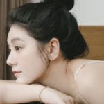 Suan Wang Instagram - 現代人不愛修東西， 東西壞了直接丟掉買新的。 我一直都很喜歡美國人的「擺地攤」文化 Yard sale or garage sale。 在自家門口擺放家裡用不到、不常用、多餘的物品擺放出來～ 路過需要的人， 就用一個可愛的二手價買下。 既是一種物盡其用的供需結合， 還為環保做貢獻，一舉多得！ 影集-「怦然心動的人生整理魔法」裡， 整理收納女王近藤麻理惠所說的： 「只留下令你怦然心動的東西。 剩下的，全部毅然決然地丟掉。」 超過一年沒有用的物品， 超過一年沒有穿的衣物。 全部整理出來。 邀請大家加入我們家的FB二手社團- 「至尊家的選品購物車」 讓路過的妳們， 找到另妳們怦然心動的物品， 啟動供需結合環保❤️