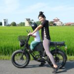 Suan Wang Instagram - 蠻媽咪的第一台電動輔助自行車！ 帥哥如我～ 當然是要選我物色好久，帥到不行的 @seic_bikestw 德國與台灣共同研發， 外型超像打檔車～ 就是這點讓我愛不釋手～ 騎在路上超多人停下來問我品牌！ 然後～ Unimoke MK時髦的配件多到不行！ 其實我每一樣都好想選配， 但還是極簡原車開始，以後慢慢再往上加😉 如果不想騎乘， 也可以使用定速騎乘功能， 真的是很貼心！ 載183公分很大隻的爸爸（？ 也都可以很順的起步！ 承重150kg 但德國試乘實驗有到180kg 還有客製化服務，大家可以印名字（？ 絕對你最耀眼✨ 噢！ 我們一家三口帥氣十足的去郊遊❤️