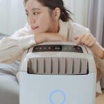 Suan Wang Instagram - 曾經在黃瑽寧醫師影片及書中看到， 濕度對過敏的重要性， 控制室內空間的濕度是健康的關鍵～ 台灣是海島國家，一年四季都潮濕， 我們家尤其重視濕度的變化， 因為家有3隻貓、一位幼兒以及～ 我們夫妻倆都是過敏兒， 像我自己本身是超級過敏體質， （鼻子過敏、濕疹、眼睛過敏等等….） 飛利浦抗敏清淨除濕機DE5206 (13L) 是我最近的超級愛將～ 抗敏、清淨、除溼三合一超省空間！ 因為我超怕地板踩起來濕濕黏黏的… 室內舒適濕度為40~60%， 除了抑制空氣中黴菌孳生， 整個過敏的狀況也會大幅好轉～ 第一次實測使用，15分鐘下降15% 共有有4種智能模式 ★乾衣模式 ★獨立空氣清淨 ★自動除濕 ★連續除濕 其中 ★乾衣模式， 是我覺得我們家最實用的模式， 像至尊寶這個年紀，活動力很強， 常常需要大量的換洗衣服、鞋子。 我們家去海邊、溪邊玩的全身濕濕的頻率很高～ 尤其是我覺得拿來除濕鞋子， 真的超方便又快速！ 衣服還可以用烘的， 但鞋子真的會來不及乾啊啊啊啊 一雙鞋我實測大概2.5-3小時可以全乾！ 因為我們家睡覺也會開除濕～ ★自動除濕 會依照環境濕度， 自動將室內調整至全家人最舒服的濕度狀態～ 大幅降低我早上起床， 鼻子因為潮濕而過敏的狀況～ 也不怕開整晚造成皮膚過乾的狀況～ 整個空間乾爽舒適！ 還有低噪音也是我選擇環節的其中一個原因～這台真的靜悄悄！ 而且5.5L大容量水箱＋貼心提手，不再需要頻繁倒水（也有連續出水孔可以自動排水） 另外一台則是飛利浦高效除濕機DE3203 (15L) 整台也輕薄好收納～ 可收納至家中每個角落都好方便 還有環保一級能源效率標章最省電， 不論是這台飛利浦抗敏清淨除濕機DE5206， 還是飛利浦高效除濕機DE3203 都可向政府申請＄1,200補助費喔！ 飛利浦DE3203 15L除濕機指定品限時送清淨機 https://philips.pse.is/5j3bdc 飛利浦DE5206 13L限時再送HEPA濾網 https://momo.dm/AZeiiF @philipshomelivingtw #飛利浦抗敏清淨除濕機更美好你的生活 #歐洲抗敏協會認證 #高效除濕提供剛剛好的濕度空氣好入睡