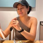 Suan Wang Instagram - 老公視角。 @sean_5433 趁至尊寶寶在餐廳終於睡著， 就是終於。 他每天都要跟我們纏鬥開燈、關燈20次。 有一次我還用全力按住開關的角角， 假裝燈卡住了， 他轉頭叫爸爸開， 嚷嚷～ 「爸爸！開關壞掉了！開燈！」 爸爸假裝睡著，但我看到他嘴角失守。 午覺也沒有例外～ 索性直接帶出門放電放完，拯救我們的電燈。 小時候我睡不著， 我爸還帶我去走碧潭橋呢～ 說說這個小時後不愛睡覺的基因有多強～ 但長大後，一睡就是20幾個小時起跳。 回到照片， 正要開始喝珍奶吃麵的我， 邵翔說， 「看起來皮膚超好很漂亮，拍一張。」 我就獲得了一系列的， 手臂超壯正要吃很多澱粉補償自己的漂亮老婆（母親）照。 能夠擁有這些美照很厲害， 因為我老公根本是Ryan Rodney Reynolds（萊恩·羅尼·雷諾斯）， 邵翔跟他有一樣的嗜好，都愛拍老婆奇異的瞬間。 他手機裡充滿了我奇奇怪怪， 但他覺得很可愛的照片。 春水堂是我們第一次約會的地方， 真的好好吃好好喝～ 以上，我會開一張發票給春水堂（我開玩笑的。