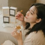 Suan Wang Instagram - 我個人很怕任何～ 吃了會去坐馬桶的產品～ 像我喝過很多種酵素、醋等等～ 但其實我算是胃比較弱的人， 不能空腹吃過酸或是太過於刺激的東西， 連食物也是！ 這些食物即使是原型食物， 我都會立刻胃痛一整天。 ex:大蒜、維他命C成分高的水果、檸檬等等… 總之， 我算是一個很高敏感的人， 身體心靈都是一樣。 但我又很愛嘗試新東西， 而且是變美的產品！ 「恆淨冰晶酵素」 就是讓身體維持好狀態， 基底跟身型都會輕盈跟有光澤❤️ 由内而外順暢淨化， 妍質才會更健康穩定！ 像是冰晶酵素我都是早起一包， 直接撕開就可以吃， 小小一包也是方便抓了就放包包裡， 外出大餐前後就可以各吃一包！ 裡面還有一個 SOD-LIKE高活性酵素， 減少歲月的殺傷力， 抗氧化力是維生素C的8000倍！ 口味口感 兩款都具有冰晶卡滋微脆口感， 直接撕開入口不用喝水也好好吃❤️ 黄冰晶: 經典鳳梨酵素，完美重現金鑽鳳梨風味 黑冰晶: 黑棗酵素，略帶煙燻感的酸甜加洲梅 這間廠商我是他們家膠原蛋白的長期愛用者， 這次體驗冰晶酵素也是因為信任感， 有跟過團愛上的朋友也是超多， 持續跟著我一起吃， 一起變美少女妍質✌🏼 團購連結🔗在限時動態內 https://hmbhmb.com/Crystal_Lilus202305 @hongmaobio #弘茂生技 #恆淨冰晶酵素 #輕盈順暢 #恆淨美妍 #纖女養成 #嗯嗯神隊友 #吃貨