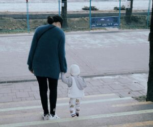 Suan Wang Instagram - 關於生完骨盆會變大這件事是真的，
因為我是自然產，
生完之後照理說骶骨跟尾骨因為寶寶要出來，
都會打開～
但照理來說，會慢慢恢復。

但是～
我的這兩位朋友卻都沒有歸位😂

所以導致我坐著的時候，
整個下盤會非常不對勁！
正坐會痛，側坐會酸，躺著會超痠…

當初在哺乳的時候，
好幾次都是
@sitingcare 
緊急拯救了我的塞奶問題。

知道她們也有物理治療
@lunluncare 
我立刻預約請她們拯救我的骨盆，
她們的物理治療師真的很厲害，
馬上讓我的骶骨跟尾骨歸位！
我當天回家坐著就不酸痛了。

重點是她們也把邵翔的陳年舊傷給治好，
讓我超級感動的❤️

總之，
下一胎我還是會找
@sitingcare 
當我最棒又最專業的大幫手❤️

大家真的遇到問題，
都可以找專業的
@lunluncare 
來幫助妳們！
剛成為新手媽媽身體上有所變化，
是我們招架不住的，
這時候就需要專業又超有經驗的，
幫忙解決身體改變的困擾。
