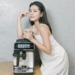 Suan Wang Instagram - 我每天早上起床， 第一件事就是走去廚房， 按下飛利浦全自動義式咖啡機LatteGo EP3246， 聞著新鮮現磨的咖啡香～ 喝著綿密細緻的雲朵拿鐵～ 才算啟動並開機我整個人美好的一天❤️ 選擇喜歡的咖啡豆，直接倒入～ 使用機器內建 100% 陶瓷研磨器低溫細磨，S.A.S. 智慧研磨系統可根據咖啡豆種特性，智慧調整硏磨速度與力道，讓每種咖啡豆都綻放最完美的風味。 直覺式觸控螢幕、簡單易懂完全不複雜， 輕奢質感外觀， 放在家裡的每一處都好美～ 幫老公按下一杯義式 espresso 而我自己來一杯綿密奶泡的雲朵拿鐵☁️ 看著玻璃杯裡面， 由LatteGo無管線奶泡系統， 幫我泡出漸層分明的雲朵拿鐵～ 一入口綿密濃郁的口感， 溫暖我整個早晨， 視覺及味覺的享受完美結合！ 擁有全自動義式咖啡機最幸福的就是，能夠快速製作出喜愛的咖啡風味， 並且滿足喜歡喝不同咖啡的夫妻～ 對於忙碌的現代人， 可拆式沖煮器單手可輕鬆拆下， 用清水快速清潔內部， 無管線的 LatteGo 創新奶泡系統， 也只需清水沖洗 15 秒就可快速清潔！ 根本不太需要花心思照顧~ 最重要的是～ 飛利浦LatteGo EP3246， 有全球兩年保固及到府服務！！ 身為超怕麻煩跟繁瑣程序的我， 像我這種弱女子（？ 如果精神糧食咖啡機故障時， 還需要扛著拿去維修真的會很崩潰啊！ 我真的對於這項服務讚嘆！再讚嘆！ 現在雙11到了有很多優惠折扣，推薦大家上 momo Saeco 旗艦館選購。 https://momo.dm/n2r6B2 @philips_saeco.tw @philipshomelivingtw #飛利浦 #Saeco #全自動義式咖啡機領導品牌 #LatteGo #EP3246 #雲朵拿鐵機 #一鐽探索品味細節 #義大利行家品味認證