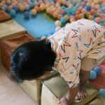 Suan Wang Instagram - 至尊寶的不要不要期，還沒兩歲正式磅礴登場。 每天我都覺得自己是一個很糟糕的媽媽， 因為我每天都在發脾氣，跟翻白眼，翻到我眼睛好痛要去掛號看眼科。 當然我的脾氣不能發出來，只能往內吞，我覺得武功蓋世的超級女英雄最後得內傷武功全廢，大概就是發生在小孩的不要不要期。 然後我真的是上輩子可能有做了很多好事，或是扶很多老人過馬路，脾氣最暴躁火爆的我，居然有史上脾氣最好的老公， 我到底何德何能有這麼好的老公，每天容忍我。 每次我用盡這輩子的耐性忍住脾氣， 不能發脾氣在至尊寶身上邵翔就會變出氣包。 我真的是每天都在懷疑我是不是人格分裂或是媽媽都是川劇變臉高手，都可以去海底撈表演～ 還好我長得很高，在至尊寶還沒長到172公分以上，是不會看到我一直都在翻白眼🙄️ 我是說真的， 我老公從來沒有對至尊寶有任何一絲絲不耐煩， 你絕對是最好的老公最好的爸爸，我是說真的。 我想到一個方法，我下次要發脾氣的時候就要去旁邊開合跳50下，我下次告訴妳們有沒有效。 在路上看到我跳開合跳請快速通過，避免掃到颱風尾～🤩