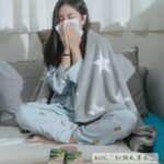 Suan Wang Instagram - 現在外面生病的人真的好多～ 尤其是家有小小孩只要一去外面玩， 就很容易就被傳染感冒。 然後只要每次一感冒， 我們家都會變成是一個傳一個～ 有在追蹤我們家的應該都知道， 我跟邵翔是手把手自己帶至尊寶， 所以為了打起精神帶孩子， 絕對不能讓自己感冒！ 只要稍稍出現感冒症狀！ 我會立刻拿出家裡的藥物常備品， 「伏冒熱飲加強配方」 馬上就制伏「初期風寒症」 緩解感冒初期症狀像是畏寒、疲憊、喉嚨痛、鼻塞。 有效止咳、促進鼻道暢通。 而且無藥味*。 我們家只要一有不對勁， 感覺快感冒了！ 就會實施這2大招，分享給各位： ★制伏第一招： 會立刻戴口罩確實覆蓋口鼻， 臉部不留空隙。 避免交叉傳染， 然後每天一定要記得口罩需更換。 ★制伏第二招： 一有感冒初期症狀， 快喝伏冒加強熱飲， 溫熱入口，及早喝，快快好。 家裡一定要有常備用藥， 只要稍有感覺不對勁， 除了多喝水補充水分， 趕快壓制住感冒初期症狀。 照顧好自己，才能照顧全家人❤️ #伏冒小綠盒 ＃伏冒熱飲 #制伏感冒就用伏冒 *根據NielsenIQ 2022 Nov Omnibus study，183位熱飲劑型非處方感冒藥的使用者調查中，對比顆粒/粉狀及液劑劑型的使用者，顯著較多熱飲劑型非處方感冒藥的使用者認為其使用的劑型較沒有藥味。 如對產品有任何問題，請直接聯絡普拿疼伏冒消費者服務專線 0800-212259 本品為醫師藥師藥劑生指示藥品 / 使用前請詳閱說明書警語及注意事項 / 衛署藥製字第050881號/ 北市衛藥廣字第113010209號 / 英商葛蘭素史克消費保健用品股份有限公司台灣分公司 / 台北市忠孝西路一段66號24樓 / Trade marks owned or licensed by Haleon ©2024 Haleon or licensor PM-TW-PCF-24-00005