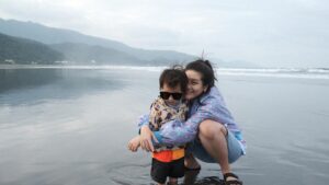 Suan Wang Instagram - 那天我們一家三口去朋友家吃飯，
上次見面竟然是他們孩子1歲生日，
今年他們的小孩上小學一年級了。

那時候拍了一張跟他們小孩的合照，
離開他們家時，
朋友說，
「拍一張一樣pose 的照片吧！」

走過了疫情，我懷孕、生至尊寶，

憶起當時每天吐血吐膽汁，
無時無刻吐個稀巴爛，
每天只來往馬桶跟沙發兩邊爬，
水分只能靠嚼冰塊入口，
時不時還被邵翔撈起來，
扛去醫院吊點滴打針，
懷孕初期最高紀錄一週沒洗澡，
只能倒在沙發。

2個月掉了7公斤，
每天看著窗外生無可戀，
任何一絲絲味道都會讓我噁心反胃，
任何人都無法接近我。

現在常常回想起來還是會抖一大下，
但似乎覺得是上輩子的事。

常常看著至尊寶的臉，
覺得生命真的好神奇啊！

我們夫妻倆竟然就這樣手把手，
把他帶到2歲多了。
至尊寶沒離開過我身邊超過3小時，
我跟邵翔已經起碼5年沒踏進電影院。

但是，
我們完全不犧牲，沒有任何委屈，
心甘情願的，我們深愛著我們的孩子，
我內心紀錄著這些難能可貴的感覺與經歷。

未來我也不會拿著這些我的經歷，
去跟我兒子情勒什麼，
我會跟他分享生他的過程與經歷，
會是用說故事的方式，
因為，
這是一段在媽媽身上刻骨銘心的回憶。

後來，回到家後，
朋友傳了兩張照片給我，
一張，
是當時我跟他的孩子一歲生日的合照。
一張，
是現在我跟他孩子一樣pose的合照。

看完之後，
我默默的說，歲月真是不饒人。

他傳了一段話，
看完，頓時我眼角溼溼的，

「花比較多時間在小孩身上，比較容易忘記自己。」

是啊，我是，
因為我正在全心全意用愛灌溉愛給我的孩子啊。

孩子啊，爸爸媽媽真的好愛好愛你哦❤️