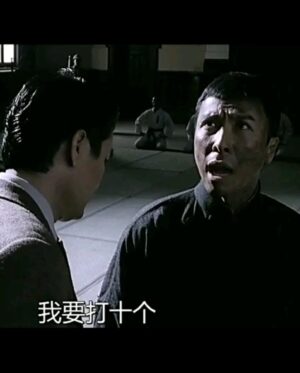 Suan Wang Instagram - 我每次抱至尊寶，我自己也都都以為他國小生🤣

那天背他去買水果，
賣水果的老闆娘想找話題逗小孩，
大聲嚷嚷～

「哎唷，這麼大還要媽媽背著，
羞羞臉哦！」

突如其來的！
就跟葉問一樣，防不勝防！
有人來挑戰！
莫名奇妙就被對方出招了！

我看了至尊寶矇掉的臉….
我腦中就在這0.1秒裡，
先快速的罵過了各種髒話。
然後我又在0.5秒後恢復理智，

我首先立刻安撫至尊寶跟他說，

「媽媽好喜歡好需要抱抱背背至尊寶，而且媽媽很需要至尊寶寶在高高的地方，幫媽媽看要買哪一種水果哦！謝謝寶寶願意讓媽媽背著，而且還幫忙媽媽提水果，我們回家一起切水果吧！謝謝寶寶，媽媽覺得好幸福哦！」

這時候，至尊寶被我轉移注意力，
臉上的表情，
是獲得了安全感的樣子，
剛剛愣掉的小臉，立刻變成得意的小樣子，
我最安慰的就是，至尊寶沒有把賣水果老闆的無聊玩笑，寫入記憶。

這時，換我出招了吧！！

我立刻變臉，比川劇變臉還快，
我面無表情，
能量大到，
變成了足以讓人看到，
就七孔流血的梅杜莎表情。

我說，
「他才2歲。
然後請妳不要開這種無聊的玩笑，
這種話足以影響一個孩子的人格發展。」

我頭也不回的轉身，
立刻變回可愛的至尊寶媽媽❤️

買個水果走在路上處處是危機，
隨時都有人來挑戰，
媽媽跟葉問一樣，好忙。