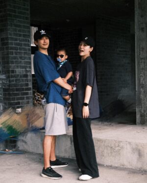 Suan Wang Instagram - 兜兜轉轉我們終於擁有自己的房子了！

我是一個一直以來按自己節奏走的人，
擁有自己的家，
擁有屬於自己的窩，
也是我人生為二大的願景。

婚姻、孩子、家❤️

村上春樹說：
「不管全世界所有人怎麼說，
我都認為自己的感受才是正確的，
無論別人怎麼看，
我絕不打亂自己的節奏，
喜歡的事自然可以堅持，
不喜歡的怎麼也長久不了。」

生命中的每一天都是一個新的開始～
我們一起找到適合我們生活的地方，
開始人生的新章節！

未來我們也會按照自己的節奏，
開始分享我們的生活在頻道裡，
https://youtu.be/HqOtneqgdGk
希望我們的幸福能感染你們～❤️

（我要繼續去逼我的設計師畫圖了😜
你們去頻道看影片吧）