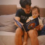 Suan Wang Instagram - 很多媽咪私訊問我， 「怎麼放手讓孩子探索世界？ 每次看小蠻分享至尊寶的日常， 都覺得妳心臟很大顆。」 告訴大家我們家的方式， 如果家長願意可以放手試試， 正義魔人可以繞道， 因為我是分享「我家」的方式， 不需要您過度伸手關心😊 來！ 帶出門我當然會每一秒都看著至尊寶， 在疫情跟病毒的環境下， 我會讓他除了大自然的事物以外， 不能入口， 就是樹葉、草、土、石頭、沙….. 這些通通可以！ 想怎麼吃！怎麼啃、咬、玩～ Go！ 去吧孩子！ 「當然我的視線是一秒不會離開。」 妳們知道土壤是天然的益生菌嗎？ 《這是有醫學證實報告的。》 除了以上， 怎麼避免入口？ 例：百貨公司東摸西摸 大賣場東摸西摸 以上等等這類型的東摸西摸， 如果是口腔期，可以塞奶嘴！ 如果不吃奶嘴的孩子， 那家長就是得放下手機百分之百陪伴， 視線不能離開。 然後等至尊寶這個行程結束， 玩完了， 我會先用酒精擦拭，然後抱去洗手， 隨身我們會攜帶小瓶裝的抗菌洗手乳。 因為如果中途一直擦一直擦， 會打斷孩子的探索、觀察、專注力， 除此之外也會讓他更抗拒清潔。 現在等至尊寶玩完， 我就會說： 「走！我們玩完了去洗手！」 至尊寶會超開心立刻擺出洗手的動作， 然後跟著我們開心的洗手手去！ 曾經邵翔 Sean也是會過度緊張與清潔， （他是潔癖比我嚴重的人😂） 但是跟他溝通， 且他看見至尊寶的成長與專注力超高， 他也開始放寬心❤️ 至尊寶是可以一個人， 坐在那裡看書、玩玩具10分鐘以上的幼兒， 這點也讓我覺得好厲害👍🏼 我常常在旁邊安靜的觀察他， 覺得，天啊！！ 太世界無敵可愛了吧❤️❤️❤️❤️ 然後壓抑自己， （對，請壓抑自己不要打斷他） 等他忙完， 再把他用力抱過來蹂躪🤣😍🥰 分享完畢， 每一天都是放手的練習🥰 ps 邵翔有穿球褲 邵翔有穿球褲 邵翔有穿球褲 請不要誤會他沒穿褲子😘 ps 這本是至尊寶最愛的書，每天要看一遍的 「地球寶寶」。