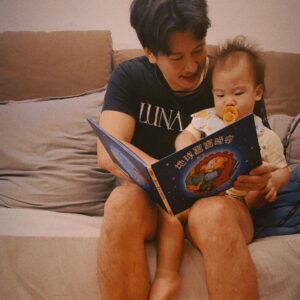 Suan Wang Instagram - 很多媽咪私訊問我，
「怎麼放手讓孩子探索世界？
每次看小蠻分享至尊寶的日常，
都覺得妳心臟很大顆。」

告訴大家我們家的方式，
如果家長願意可以放手試試，

正義魔人可以繞道，
因為我是分享「我家」的方式，
不需要您過度伸手關心😊

來！
帶出門我當然會每一秒都看著至尊寶，
在疫情跟病毒的環境下，
我會讓他除了大自然的事物以外，
不能入口，
就是樹葉、草、土、石頭、沙…..
這些通通可以！
想怎麼吃！怎麼啃、咬、玩～ Go！
去吧孩子！
「當然我的視線是一秒不會離開。」

妳們知道土壤是天然的益生菌嗎？
《這是有醫學證實報告的。》

除了以上，
怎麼避免入口？

例：百貨公司東摸西摸
大賣場東摸西摸

以上等等這類型的東摸西摸，
如果是口腔期，可以塞奶嘴！
如果不吃奶嘴的孩子，
那家長就是得放下手機百分之百陪伴，
視線不能離開。

然後等至尊寶這個行程結束，
玩完了，
我會先用酒精擦拭，然後抱去洗手，
隨身我們會攜帶小瓶裝的抗菌洗手乳。

因為如果中途一直擦一直擦，
會打斷孩子的探索、觀察、專注力，
除此之外也會讓他更抗拒清潔。

現在等至尊寶玩完，
我就會說：
「走！我們玩完了去洗手！」

至尊寶會超開心立刻擺出洗手的動作，
然後跟著我們開心的洗手手去！

曾經邵翔 Sean也是會過度緊張與清潔，
（他是潔癖比我嚴重的人😂）
但是跟他溝通，
且他看見至尊寶的成長與專注力超高，
他也開始放寬心❤️

至尊寶是可以一個人，
坐在那裡看書、玩玩具10分鐘以上的幼兒，
這點也讓我覺得好厲害👍🏼
我常常在旁邊安靜的觀察他，
覺得，天啊！！
太世界無敵可愛了吧❤️❤️❤️❤️
然後壓抑自己，
（對，請壓抑自己不要打斷他）
等他忙完，
再把他用力抱過來蹂躪🤣😍🥰

分享完畢，
每一天都是放手的練習🥰

ps
邵翔有穿球褲
邵翔有穿球褲
邵翔有穿球褲

請不要誤會他沒穿褲子😘

ps
這本是至尊寶最愛的書，每天要看一遍的
「地球寶寶」。
