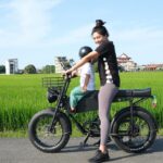 Suan Wang Instagram - 蠻媽咪的第一台電動輔助自行車！ 帥哥如我～ 當然是要選我物色好久，帥到不行的 @seic_bikestw 德國與台灣共同研發， 外型超像打檔車～ 就是這點讓我愛不釋手～ 騎在路上超多人停下來問我品牌！ 然後～ Unimoke MK時髦的配件多到不行！ 其實我每一樣都好想選配， 但還是極簡原車開始，以後慢慢再往上加😉 如果不想騎乘， 也可以使用定速騎乘功能， 真的是很貼心！ 載183公分很大隻的爸爸（？ 也都可以很順的起步！ 承重150kg 但德國試乘實驗有到180kg 還有客製化服務，大家可以印名字（？ 絕對你最耀眼✨ 噢！ 我們一家三口帥氣十足的去郊遊❤️