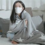 Suan Wang Instagram - 現在外面生病的人真的好多～ 尤其是家有小小孩只要一去外面玩， 就很容易就被傳染感冒。 然後只要每次一感冒， 我們家都會變成是一個傳一個～ 有在追蹤我們家的應該都知道， 我跟邵翔是手把手自己帶至尊寶， 所以為了打起精神帶孩子， 絕對不能讓自己感冒！ 只要稍稍出現感冒症狀！ 我會立刻拿出家裡的藥物常備品， 「伏冒熱飲加強配方」 馬上就制伏「初期風寒症」 緩解感冒初期症狀像是畏寒、疲憊、喉嚨痛、鼻塞。 有效止咳、促進鼻道暢通。 而且無藥味*。 我們家只要一有不對勁， 感覺快感冒了！ 就會實施這2大招，分享給各位： ★制伏第一招： 會立刻戴口罩確實覆蓋口鼻， 臉部不留空隙。 避免交叉傳染， 然後每天一定要記得口罩需更換。 ★制伏第二招： 一有感冒初期症狀， 快喝伏冒加強熱飲， 溫熱入口，及早喝，快快好。 家裡一定要有常備用藥， 只要稍有感覺不對勁， 除了多喝水補充水分， 趕快壓制住感冒初期症狀。 照顧好自己，才能照顧全家人❤️ #伏冒小綠盒 ＃伏冒熱飲 #制伏感冒就用伏冒 *根據NielsenIQ 2022 Nov Omnibus study，183位熱飲劑型非處方感冒藥的使用者調查中，對比顆粒/粉狀及液劑劑型的使用者，顯著較多熱飲劑型非處方感冒藥的使用者認為其使用的劑型較沒有藥味。 如對產品有任何問題，請直接聯絡普拿疼伏冒消費者服務專線 0800-212259 本品為醫師藥師藥劑生指示藥品 / 使用前請詳閱說明書警語及注意事項 / 衛署藥製字第050881號/ 北市衛藥廣字第113010209號 / 英商葛蘭素史克消費保健用品股份有限公司台灣分公司 / 台北市忠孝西路一段66號24樓 / Trade marks owned or licensed by Haleon ©2024 Haleon or licensor PM-TW-PCF-24-00005