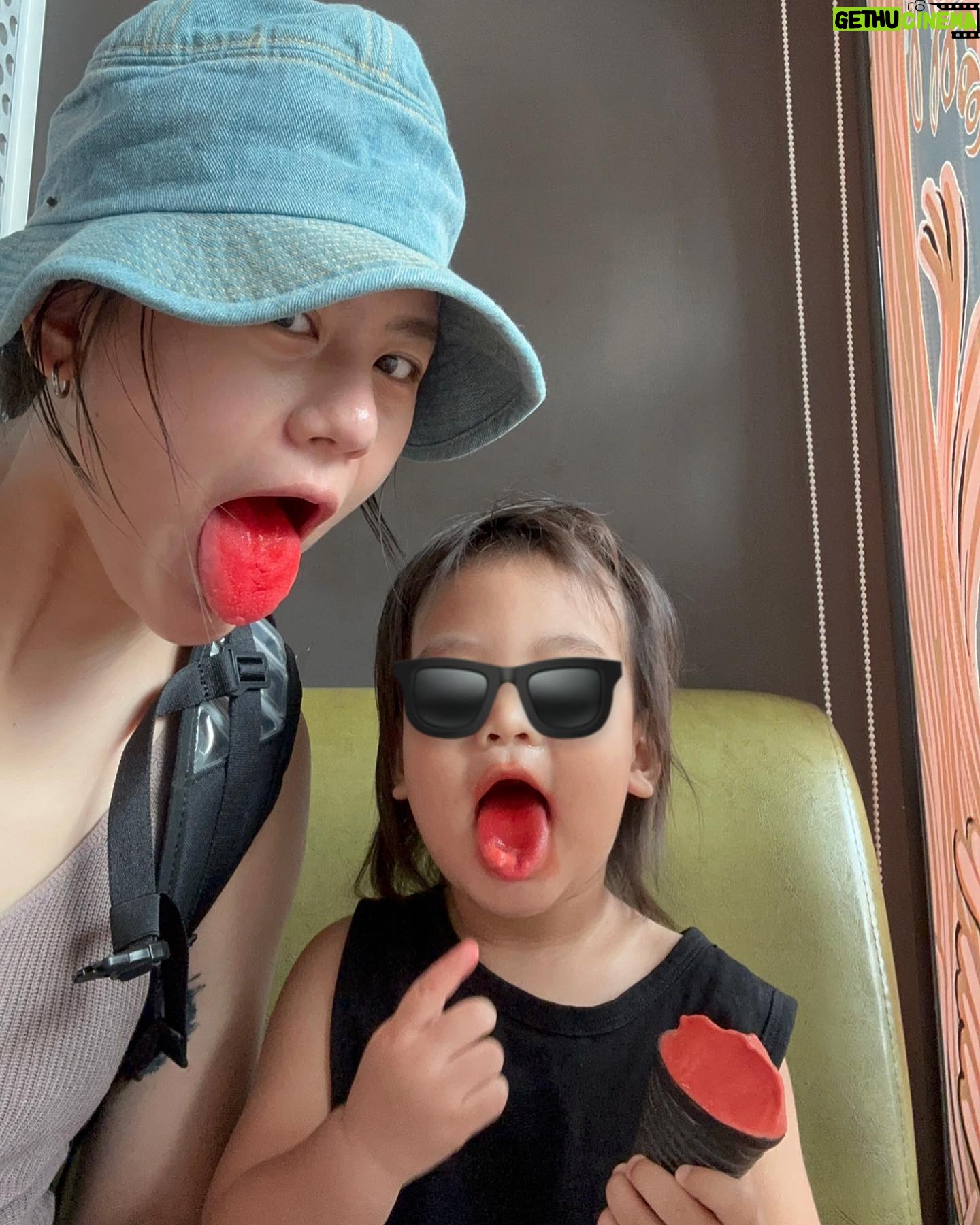 Suan Wang - 3.5K Likes - 沒有習慣看時事新聞~
今天被至尊寶寶拉去買了~
登愣!「色素冰淇淋」
一起超開心享用的母子🤟🏼
媽媽小時候也超愛吃那些五顏六色的色素糖果,
然後舌頭五顏六色超快樂啊啊啊~
oh ya🤟🏼
