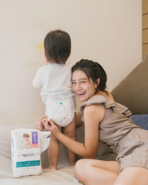 Suan Wang Instagram - 為母則強，
真的是我成為一位母親很深的體悟，
會為了保護照顧孩子，
成為那個強大韌性的媽媽。
 
以前當少女脾氣說來就來，
起床氣根本是與世界為敵！
 
現在只要至尊寶半夜發出任何一個細小的聲音，我都會立刻彈跳起來～
 
我一直在尋找可以睡過夜的尿布，
讓我不用半夜起來換尿布，
避免漏尿導致至尊寶衣服或是床單沾濕，
除了容易感冒，
孩子也容易身上有濕疹～
 
終於被我試到舒比廠商合作邀約，
歐洲產地製造頂級抗敏，
有6項安全標章認證！
 
孩子24小時都需要穿著尿布，
所以當然更需要注意選材質！
還有原料、產地是否真的安全！
 
24小時都讓寶寶擁有保護力，
植萃環保材料，
奈米透氣膜-外層摸得到的濕熱氣～
還有最重要睡過夜不滲透，
舒比擁有歐洲速乾專利，
U型導流結構、12小時長效鎖水抓。
 
至尊寶12小時睡起來，
屁屁真的是乾的～
第一次夜晚使用，我半夜摸尿布，
都從外層摸得到的濕熱氣，
透氣度非常好。
 
現在有活動哦！
在MOMO買舒比滿399就送
ENBLANC頂級經典純水濕紙巾
活動期間 7/31-8/10

#MOLTEX舒比 #無慮紙尿褲 #尿布也有強大保護力 #德國品牌歐洲製造