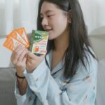Suan Wang Instagram - 現在外面生病的人真的好多～ 尤其是家有小小孩只要一去外面玩， 就很容易就被傳染感冒。 然後只要每次一感冒， 我們家都會變成是一個傳一個～ 有在追蹤我們家的應該都知道， 我跟邵翔是手把手自己帶至尊寶， 所以為了打起精神帶孩子， 絕對不能讓自己感冒！ 只要稍稍出現感冒症狀！ 我會立刻拿出家裡的藥物常備品， 「伏冒熱飲加強配方」 馬上就制伏「初期風寒症」 緩解感冒初期症狀像是畏寒、疲憊、喉嚨痛、鼻塞。 有效止咳、促進鼻道暢通。 而且無藥味*。 我們家只要一有不對勁， 感覺快感冒了！ 就會實施這2大招，分享給各位： ★制伏第一招： 會立刻戴口罩確實覆蓋口鼻， 臉部不留空隙。 避免交叉傳染， 然後每天一定要記得口罩需更換。 ★制伏第二招： 一有感冒初期症狀， 快喝伏冒加強熱飲， 溫熱入口，及早喝，快快好。 家裡一定要有常備用藥， 只要稍有感覺不對勁， 除了多喝水補充水分， 趕快壓制住感冒初期症狀。 照顧好自己，才能照顧全家人❤️ #伏冒小綠盒 ＃伏冒熱飲 #制伏感冒就用伏冒 *根據NielsenIQ 2022 Nov Omnibus study，183位熱飲劑型非處方感冒藥的使用者調查中，對比顆粒/粉狀及液劑劑型的使用者，顯著較多熱飲劑型非處方感冒藥的使用者認為其使用的劑型較沒有藥味。 如對產品有任何問題，請直接聯絡普拿疼伏冒消費者服務專線 0800-212259 本品為醫師藥師藥劑生指示藥品 / 使用前請詳閱說明書警語及注意事項 / 衛署藥製字第050881號/ 北市衛藥廣字第113010209號 / 英商葛蘭素史克消費保健用品股份有限公司台灣分公司 / 台北市忠孝西路一段66號24樓 / Trade marks owned or licensed by Haleon ©2024 Haleon or licensor PM-TW-PCF-24-00005