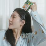 Suan Wang Instagram - 現在外面生病的人真的好多～ 尤其是家有小小孩只要一去外面玩， 就很容易就被傳染感冒。 然後只要每次一感冒， 我們家都會變成是一個傳一個～ 有在追蹤我們家的應該都知道， 我跟邵翔是手把手自己帶至尊寶， 所以為了打起精神帶孩子， 絕對不能讓自己感冒！ 只要稍稍出現感冒症狀！ 我會立刻拿出家裡的藥物常備品， 「伏冒熱飲加強配方」 馬上就制伏「初期風寒症」 緩解感冒初期症狀像是畏寒、疲憊、喉嚨痛、鼻塞。 有效止咳、促進鼻道暢通。 而且無藥味*。 我們家只要一有不對勁， 感覺快感冒了！ 就會實施這2大招，分享給各位： ★制伏第一招： 會立刻戴口罩確實覆蓋口鼻， 臉部不留空隙。 避免交叉傳染， 然後每天一定要記得口罩需更換。 ★制伏第二招： 一有感冒初期症狀， 快喝伏冒加強熱飲， 溫熱入口，及早喝，快快好。 家裡一定要有常備用藥， 只要稍有感覺不對勁， 除了多喝水補充水分， 趕快壓制住感冒初期症狀。 照顧好自己，才能照顧全家人❤️ #伏冒小綠盒 ＃伏冒熱飲 #制伏感冒就用伏冒 *根據NielsenIQ 2022 Nov Omnibus study，183位熱飲劑型非處方感冒藥的使用者調查中，對比顆粒/粉狀及液劑劑型的使用者，顯著較多熱飲劑型非處方感冒藥的使用者認為其使用的劑型較沒有藥味。 如對產品有任何問題，請直接聯絡普拿疼伏冒消費者服務專線 0800-212259 本品為醫師藥師藥劑生指示藥品 / 使用前請詳閱說明書警語及注意事項 / 衛署藥製字第050881號/ 北市衛藥廣字第113010209號 / 英商葛蘭素史克消費保健用品股份有限公司台灣分公司 / 台北市忠孝西路一段66號24樓 / Trade marks owned or licensed by Haleon ©2024 Haleon or licensor PM-TW-PCF-24-00005